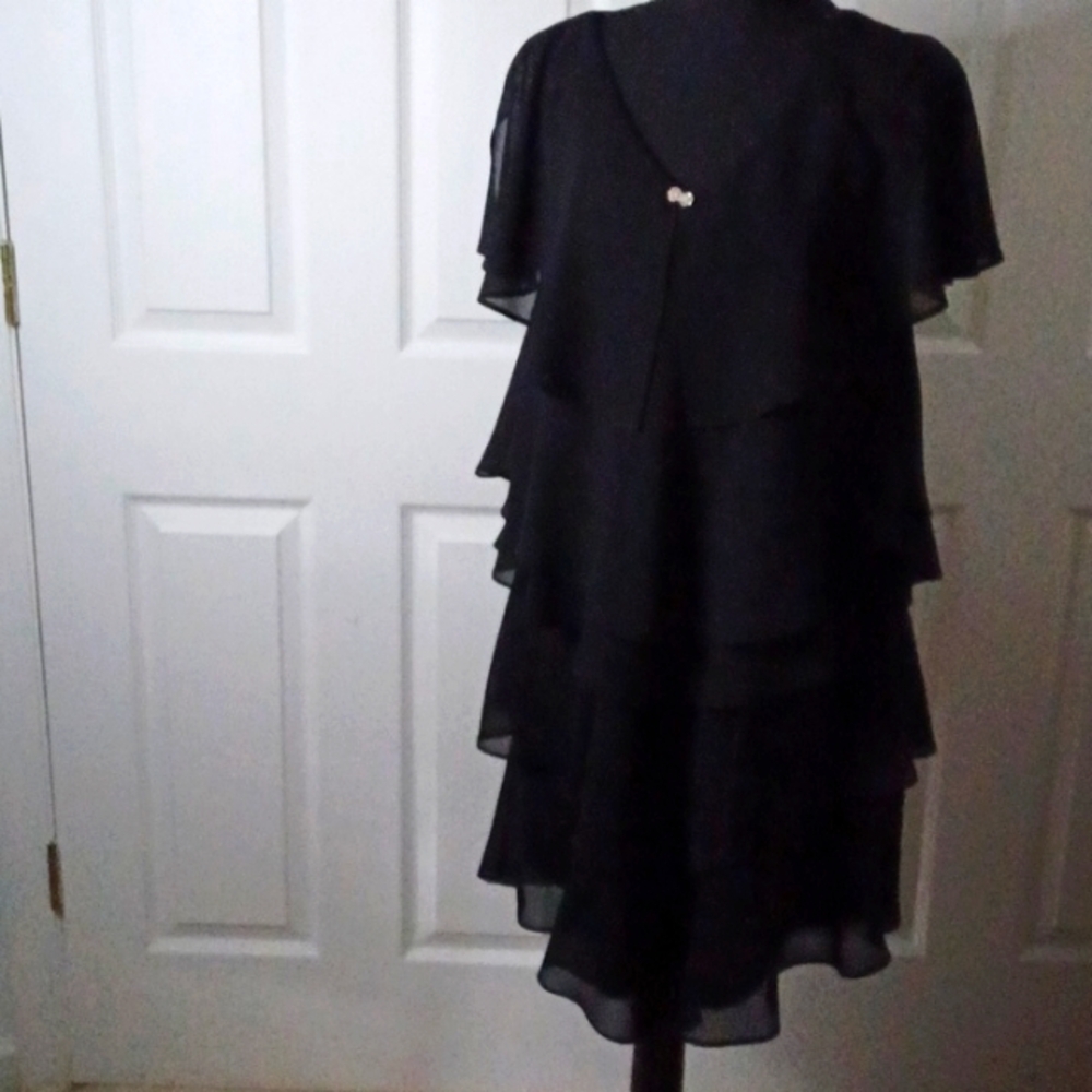 D9- 👌Patra Black Four tiered Lined Dress - sz 14 EUC split sleeve